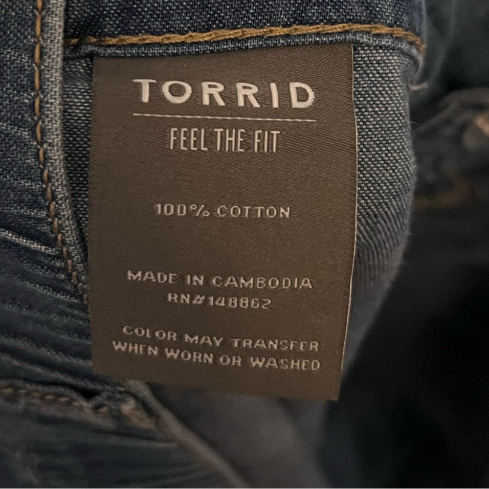 Torrid Medium Wash Jean Shorts Relaxed Fit - Picture 4 of 4